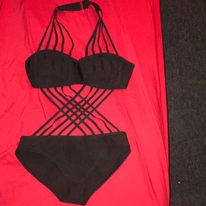 Fashion nova black monokini .
